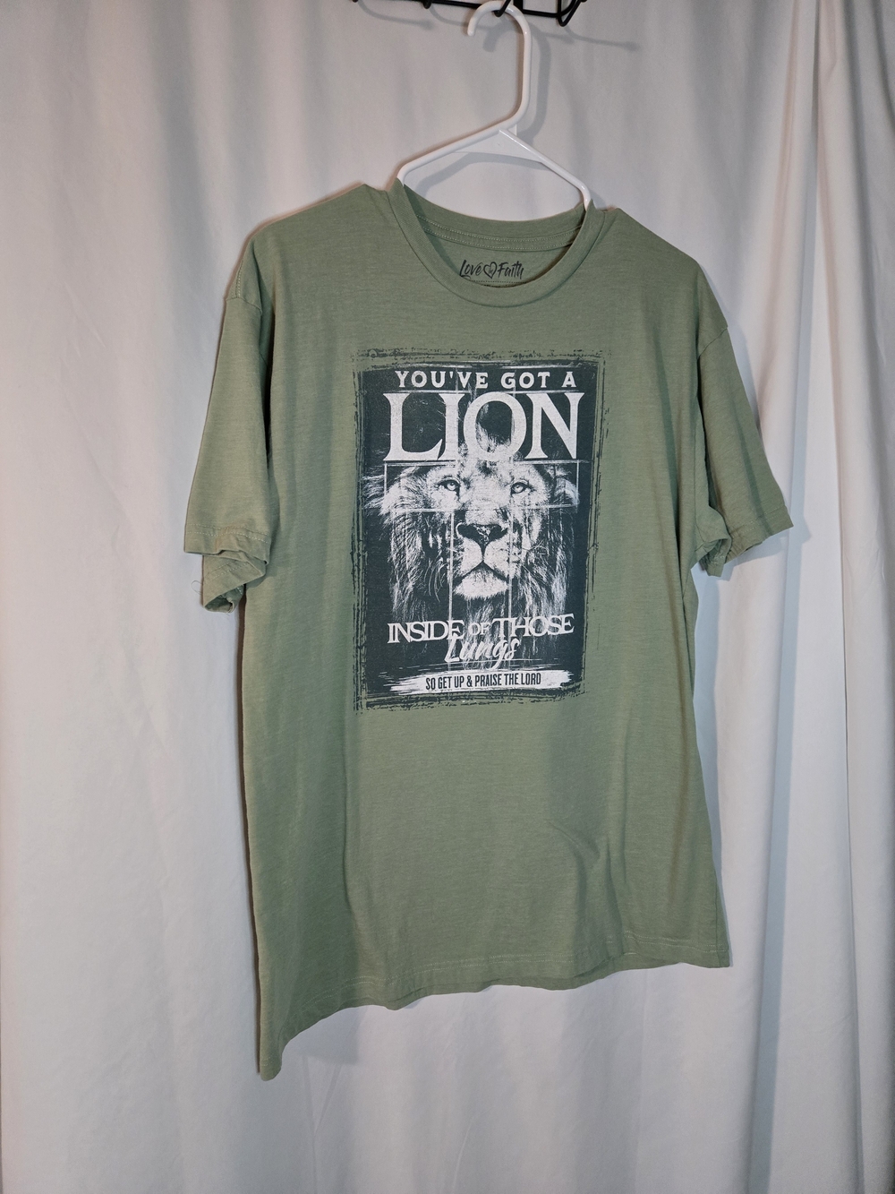 Love & Faith Men's Sage Green Lion Graphic Short Sleeve Tee - Crew Neck